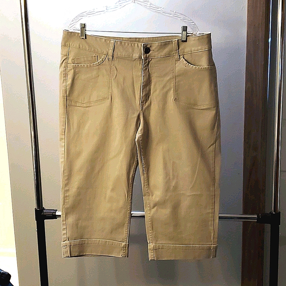 SALE!!  REDUCED!! SPRING CLEARANCE!! Womens Capri Lee Riders Size 18M